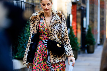 animal print, black bag, floral, flowers, Fur coat, graphic dress, graphic jacket, gucci, leather bag, leopard, printed dress, printed jacket, red dress, street style, jonathan paciullo, FW, frenchystyle, fashion week, LFW, LONDON, AUTUMN WINTER 2018-2019, AW 18-19, FALL WINTER 2018-2019, FW 18-19, horizontal, atmosphere details, detail