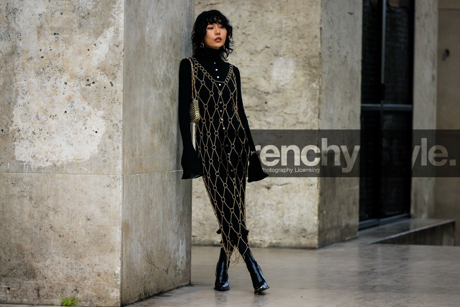 wet hair, short hair, wavy hair, black top, paco rabanne, chain dress, black boots, golden dress, black dress, golden bag, paco rabanne bag, golden bracelet, fashion week, frenchystyle, FW, jonathan paciullo, street style, PFW, PARIS, menswear, FALL WINTER 2022-2023, AUTUMN WINTER 2022-2023, FW 22-23, full length, horizontal