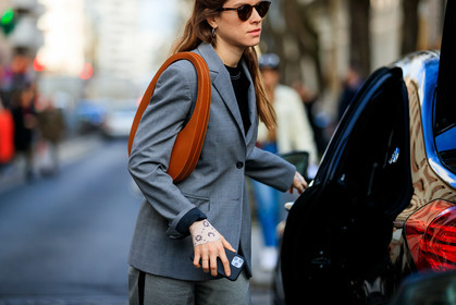 monica ainley, grey jacket, black pants, white pants, bicolor pants, houndstooth printed pants, rayban sunglasses, round shape sunglasses, scale sunglasses, camel leather bag, shoulder bag, round shape bag, coperni bag, black top, white top, monogrammed top, marine serre top, fashion week, frenchystyle, FW, jonathan paciullo, street style, PFW, PARIS, AUTUMN WINTER 2020-2021, FALL WINTER 2020-2021, FW 20-21, horizontal, detail, atmosphere details