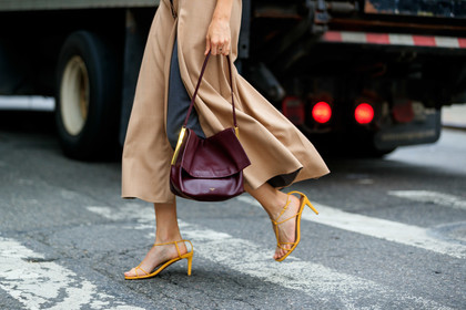 beige dress, bordeaux, burgundy, céline, high heels, leather shoes, yellow shoes, street style, jonathan paciullo, FW, frenchystyle, fashion week, NEW YORK, NYFW, SPRING SUMMER 2020, SS 20, horizontal, atmosphere details, detail