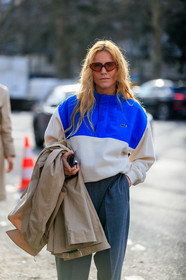 blanca miro scrimieri, blue sweatshirt, white sweatshirt, bicolor sweatshirt, high collar sweatshirt, grey pants, red sunglasses, futurist shape sunglasses, lacoste sweatshirt, fashion week, frenchystyle, FW, jonathan paciullo, street style, PFW, PARIS, vertical, atmosphere details, detail