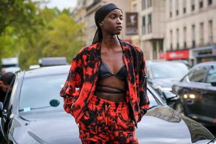 model, tie and dye jacket, tie and dye pants, tie and dye suit, red jacket, red bombers, red pants, jogging pants, black bra, hair scarf, black scarf, cropped top, make up, make up details, studs make up, strassed make up, close up detail, fashion week, frenchystyle, FW, jonathan paciullo, street style, SPRING SUMMER 2020, SS 20, PFW, PARIS, horizontal, atmosphere details, detail