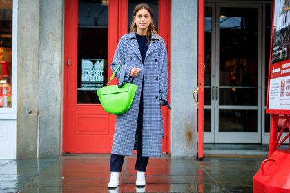 checked, gingham, graphic jacket, green bag, high heels, leather bag, leather shoes, plaid, printed jacket, trench coat, trousers, white shoes, street style, jonathan paciullo, FW, frenchystyle, fashion week, NYFW, NEW YORK, AUTUMN WINTER 2018-2019, AW 18-19, FALL WINTER 2018-2019, FW 18-19, atmosphere details, horizontal, full length, sabrina meijer
