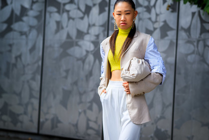beige bag, beige jacket, blue shirt, bottega veneta, earrings, graphic shirt, jaime xie, leather bag, ponytail, printed shirt, sleeveless, striped shirt, trousers, white bag, white pants, yellow sweater, street style, jonathan paciullo, FW, frenchystyle, fashion week, NEW YORK, NYFW, SPRING SUMMER 2020, SS 20, horizontal, atmosphere details, detail