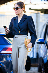 cropped jacket, black jacket, tortoise sunglasses, grey pants, higwaist pants, chained mini bag, nude bag, golden studs, fashion week, frenchystyle, FW, jonathan paciullo, street style, vertical, atmosphere details, detail