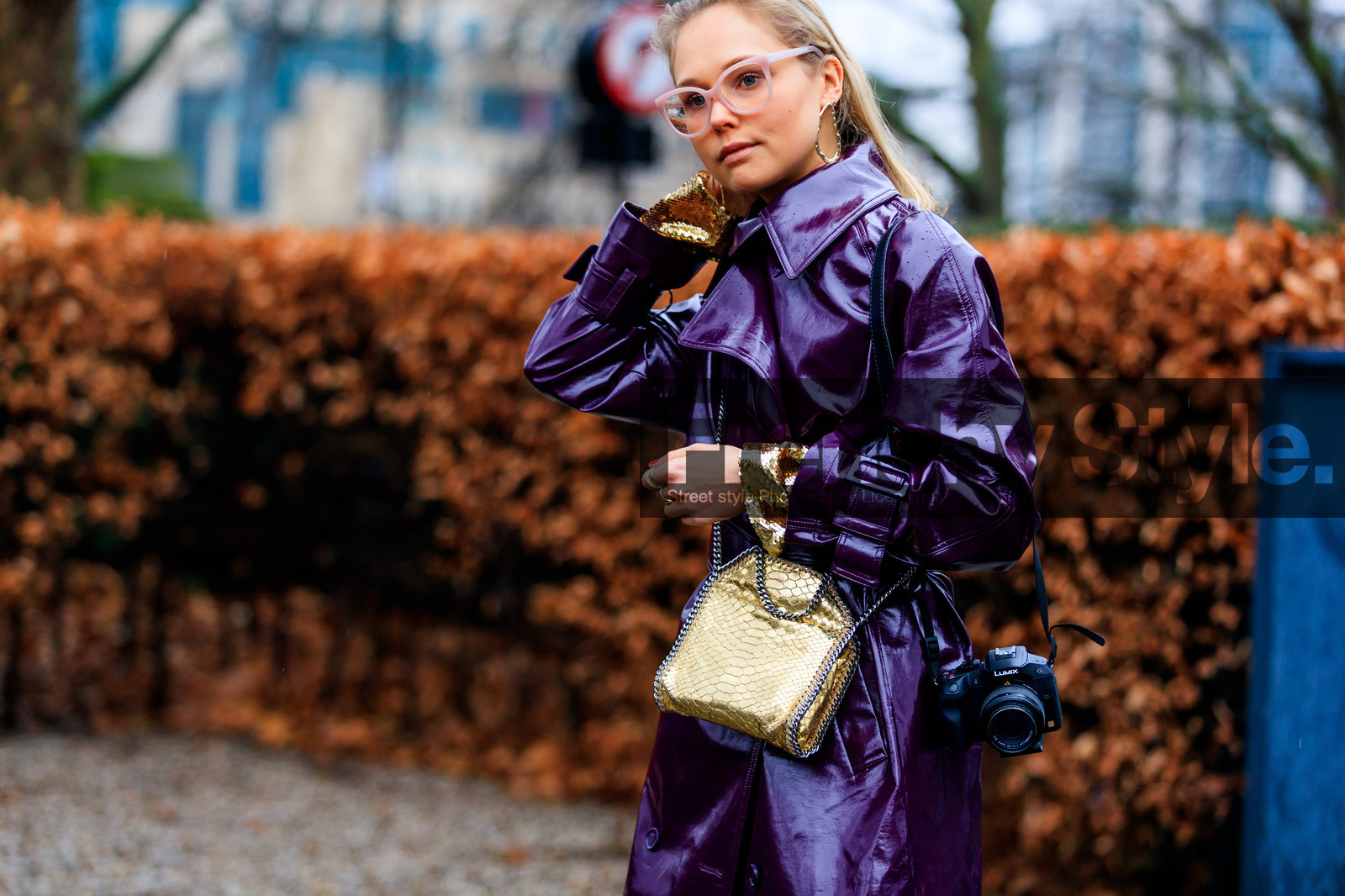 camera, glitter, gold bag, leather bag, leather coat, purple coat, shiny bag, sunglasses, trench coat, street style, jonathan paciullo, FW, frenchystyle, fashion week, LFW, LONDON, AUTUMN WINTER 2018-2019, AW 18-19, FALL WINTER 2018-2019, FW 18-19, horizontal, atmosphere details, detail
