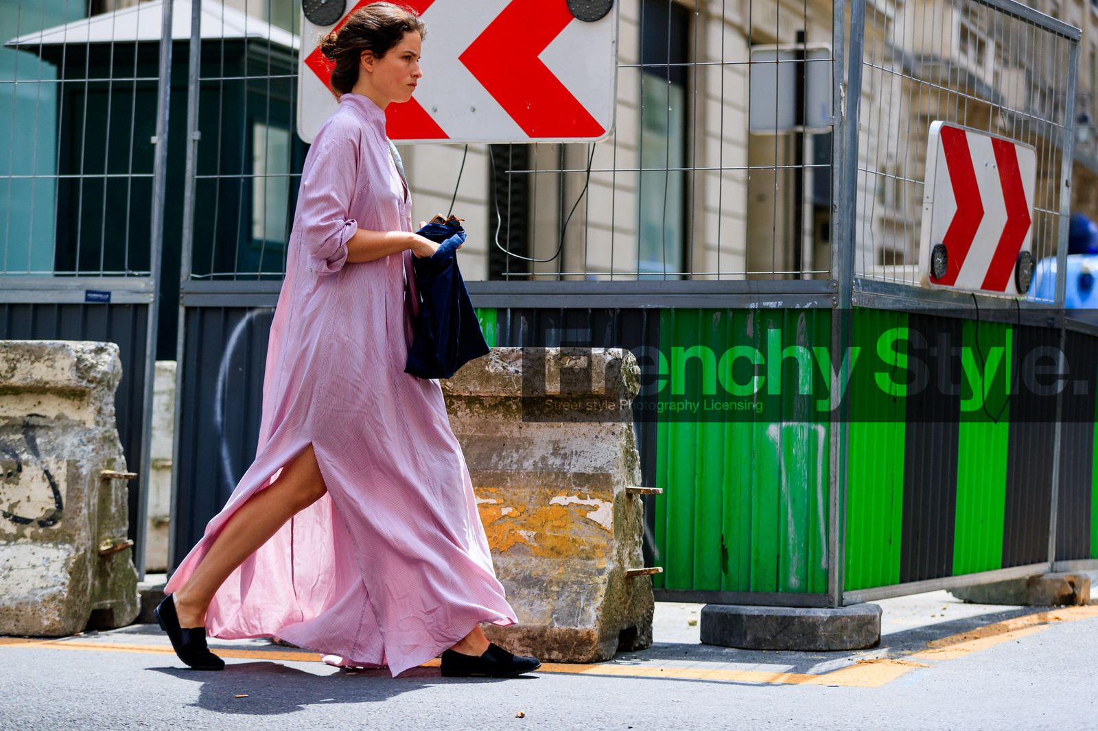 black bag, black shoes, leather bag, leather shoes, pink dress, fashion week, frenchystyle, FW, jonathan paciullo, street style, PFW, PARIS, atmosphere details, horizontal, full length, AUTUMN WINTER 2018-2019, FALL WINTER 2018-2019, FW 18-19