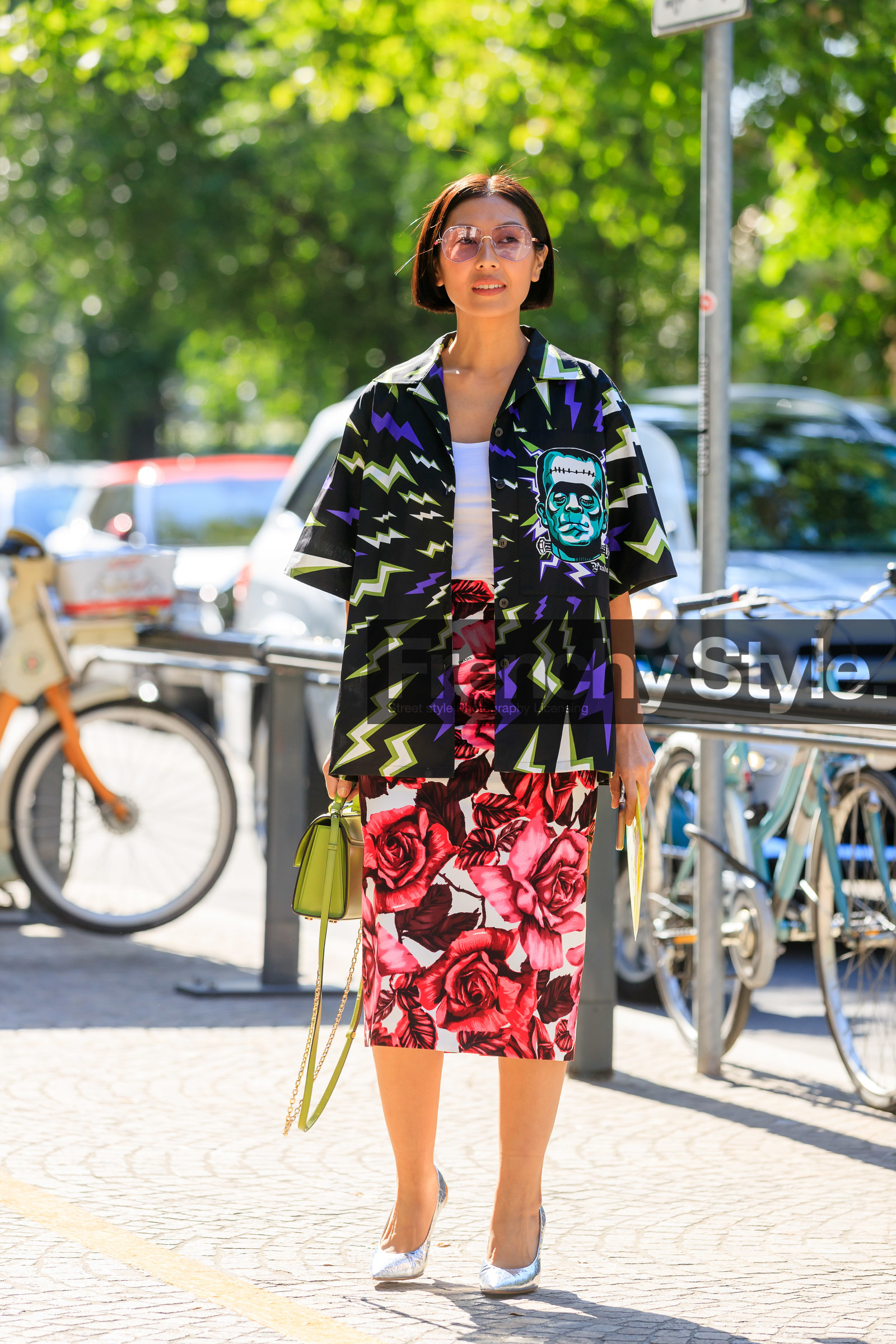 prada shirt, short sleeves shirt, black shirt, printed shirt, purple shirt, green shirt, loose shirt, white top, msgm skirt, floral printed skirt, white skirt, red skirt, pink skirt, purple sunglasses, mid long skirt, silver shoes, yellow leather bag, hand bag, fashion week, frenchystyle, FW, jonathan paciullo, street style, vertical, full length, MFW, MILAN, SPRING SUMMER 2020, SS 20