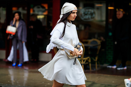 beige bag, doina ciobanu, fanny pack, headscarf, jw anderson, leather bag, white dress, white scarf, LONDON, LFW, fashion week, frenchystyle, FW, jonathan paciullo, street style, AUTUMN WINTER 2019-2020, AW 19-20, FW 19-20, FALL WINTER 2019-2020, horizontal, atmosphere details, detail