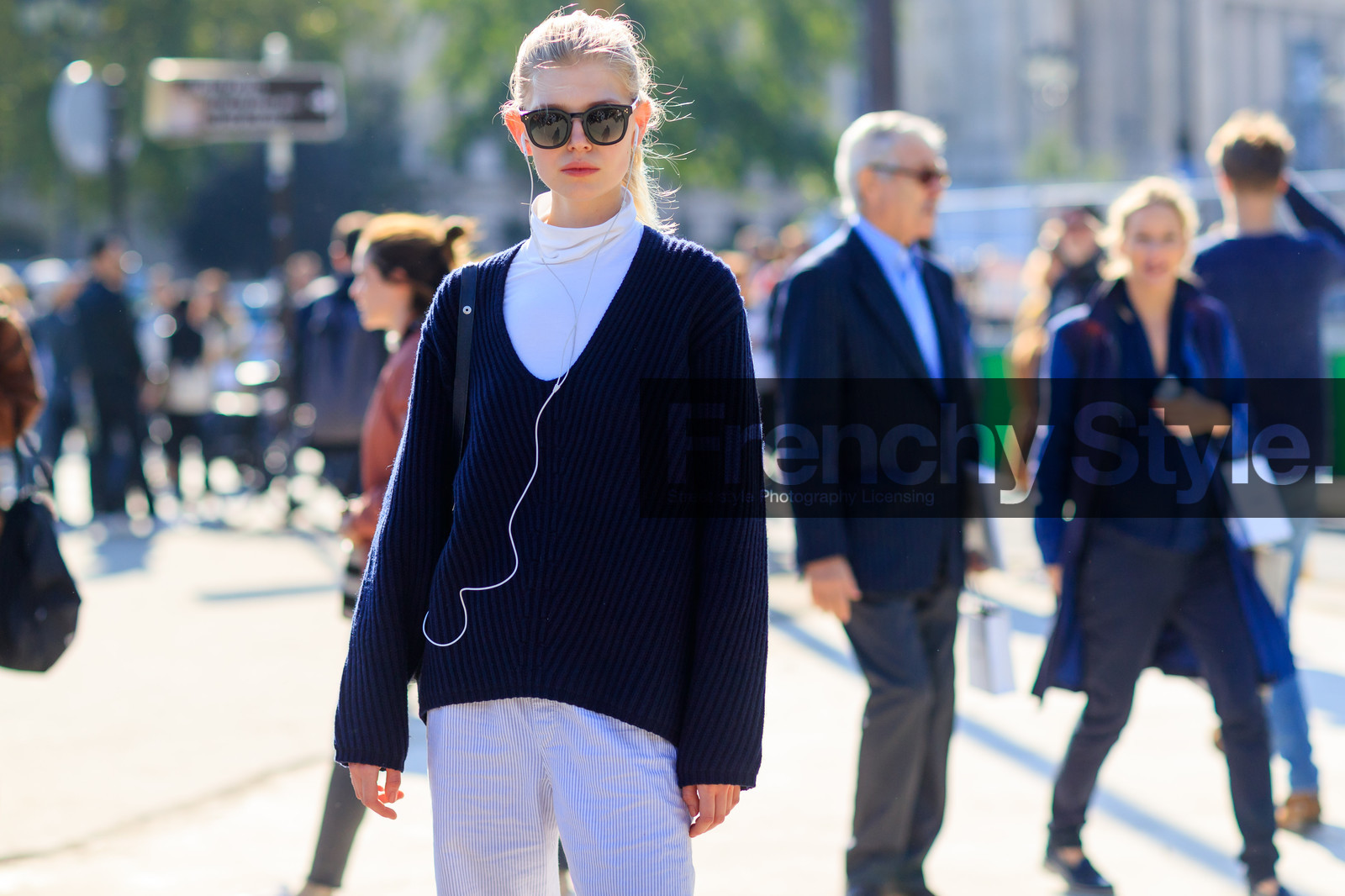 atmosphere details, detail, fashion week, frenchystyle, FW, horizontal, jonathan paciullo, model, navy sweater, ola rudnicka, PARIS, PFW, SPRING SUMMER 2017, SS 17, street style, sunglasses, trousers, turtleneck sweater, white pants, white top