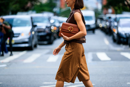 alena nurgaleeva, bermuda, brown jacket, brown shorts, camel bag, leather bag, leather jacket, mary leest, sleeveless, street style, jonathan paciullo, FW, frenchystyle, fashion week, NEW YORK, NYFW, SPRING SUMMER 2020, SS 20, horizontal, atmosphere details, detail