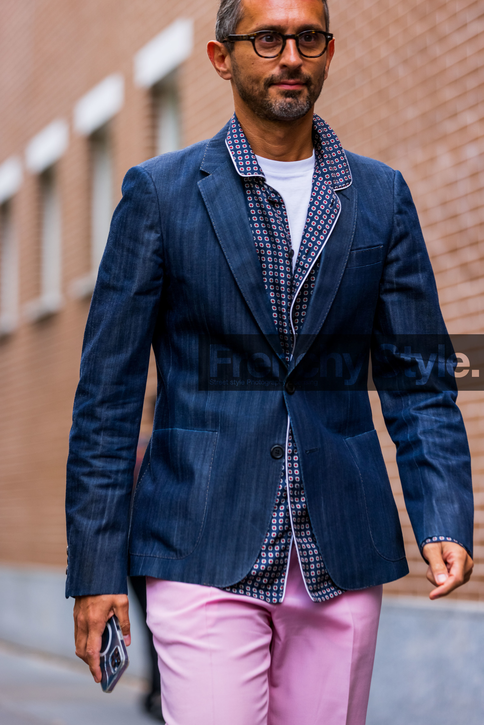 blazer, blue blazer, denim blazer, glasses, menswear, pink trousers, print shirt, shirt, Simone Marchetti, smartphone, trousers, fashion week, frenchystyle, FW, jonathan paciullo, street style, MFW, MILAN, SPRING SUMMER 2022, SS 22, vertical, atmosphere details, detail
