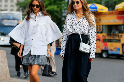 black pants, carolina herrera, graphic skirt, grey skirt, high waist, necklace, printed shirt, printed skirt, sunglasses, tartan, trousers, white bag, white shirt, street style, jonathan paciullo, FW, frenchystyle, fashion week, NEW YORK, NYFW, SPRING SUMMER 2020, SS 20, horizontal, atmosphere details, detail