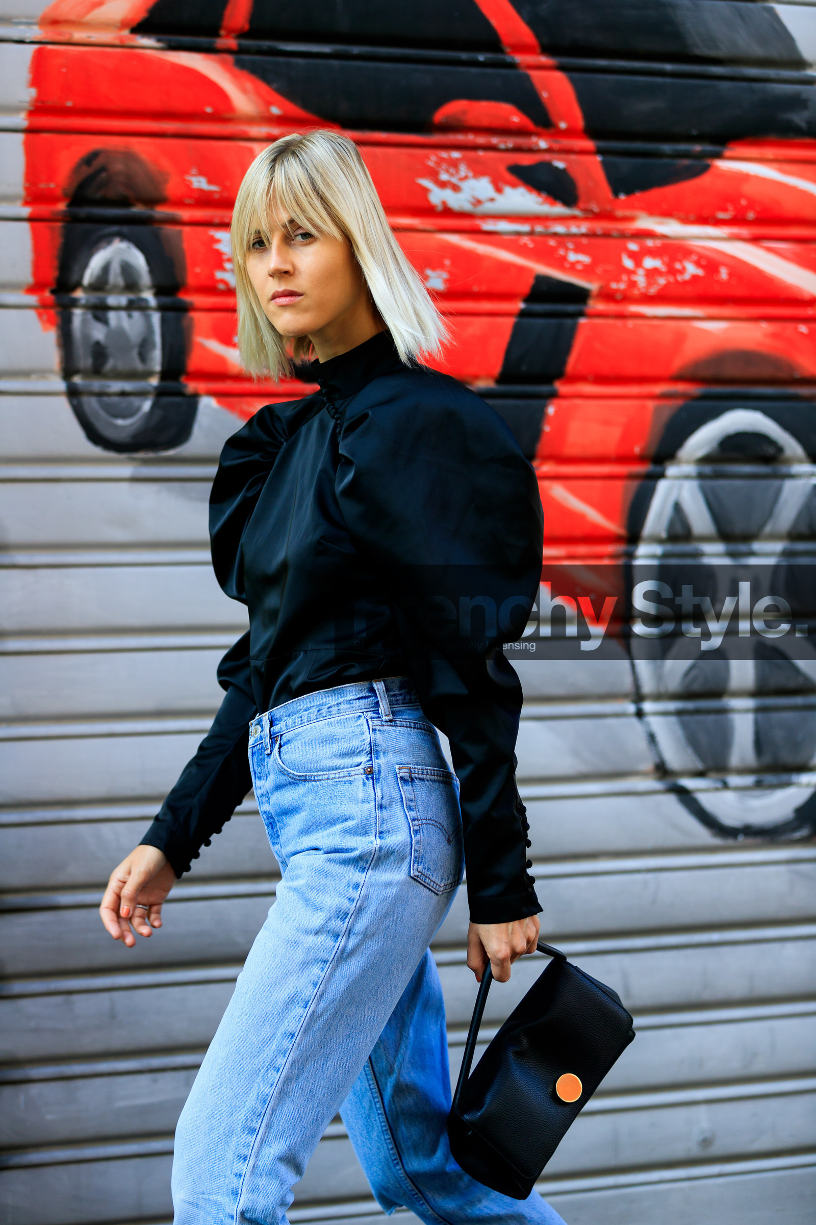 black bag, black shirt, blue denim, denim pants, jeans, leather bag, linda tol, trousers, street style, jonathan paciullo, FW, frenchystyle, fashion week, MFW, MILAN, SPRING SUMMER 2019, SS 19, vertical, atmosphere details, detail