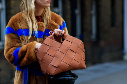 brown bag, brown fur, graphic jacket, leather bag, loewe, printed jacket, striped jacket, street style, jonathan paciullo, FW, frenchystyle, fashion week, LFW, LONDON, AUTUMN WINTER 2018-2019, AW 18-19, FALL WINTER 2018-2019, FW 18-19, horizontal, atmosphere details, detail, camille charriere