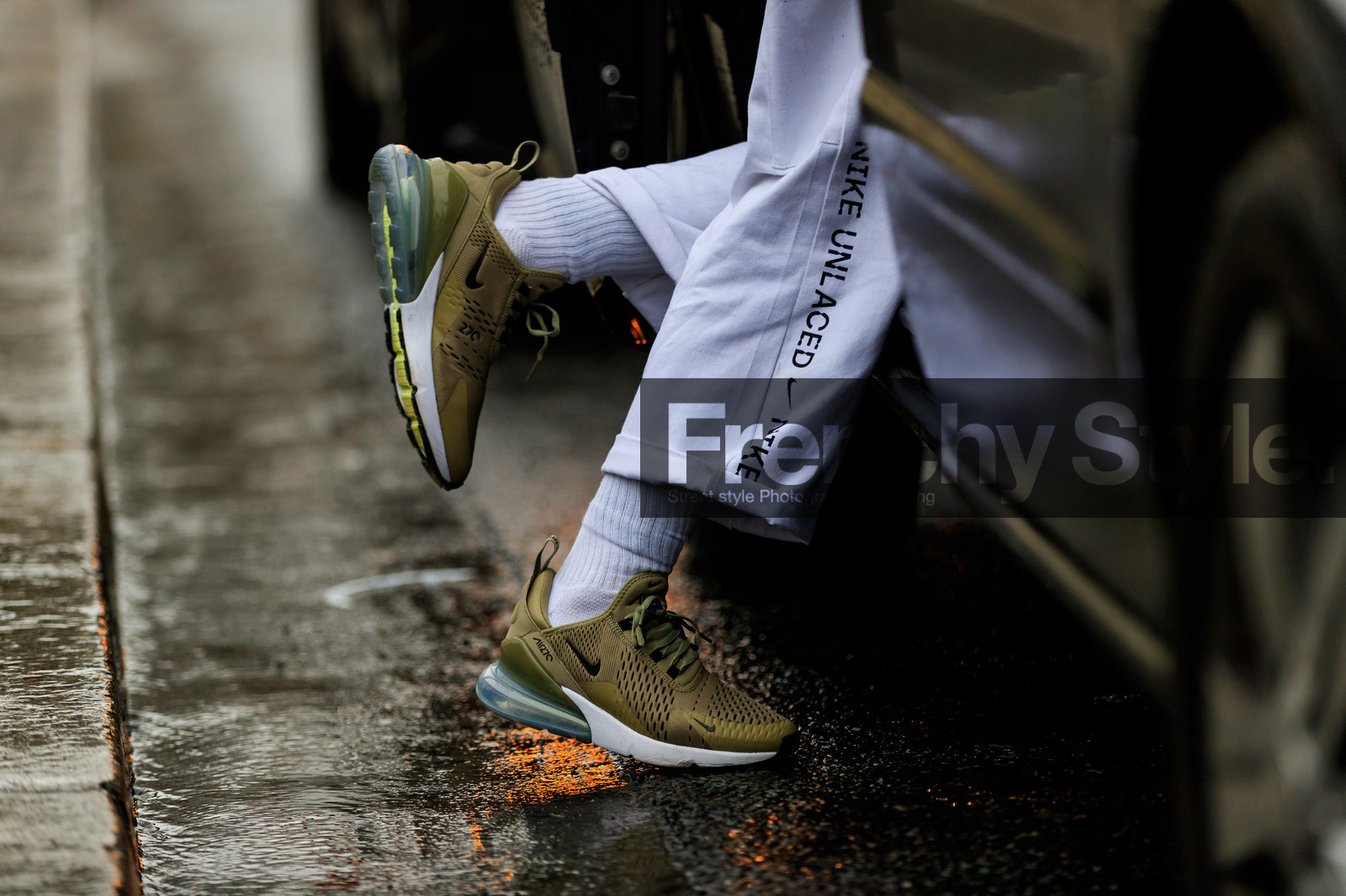 green sneakers, leather shoes, nike, trousers, white pants, white socks, street style, jonathan paciullo, FW, frenchystyle, fashion week, PFW, PARIS, AUTUMN WINTER 2018-2019, FALL WINTER 2018-2019, FW 18-19, horizontal, atmosphere details