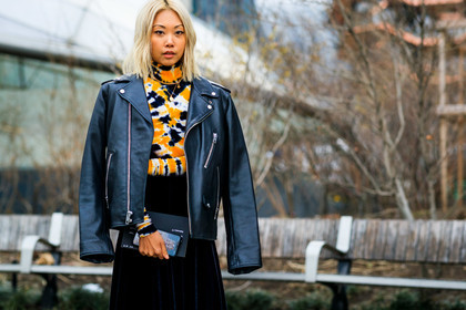 black dress, black jacket, black perfecto, graphic dress, leather jacket, leather perfecto, over the shoulder, printed dress, tie & die, vanessa hong, velvet, street style, jonathan paciullo, frenchystyle, NYFW, NEW YORK, AUTUMN WINTER 2019-2020, AW 19-20, FALL WINTER 2019-2020, FW 19-20, FW, fashion week, atmosphere details, horizontal, detail