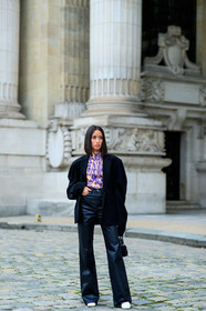 alexandra guerain, black jacket, black jeans, black bag, oversize jacket, oversize shoulder, purple top, white top, geometrical printed top, pleated top, leather pants, leather jeans, flare jeans, denim, fashion week, frenchystyle, FW, jonathan paciullo, street style, PFW, PARIS, SPRING SUMMER 2021, SS 21, vertical, full length
