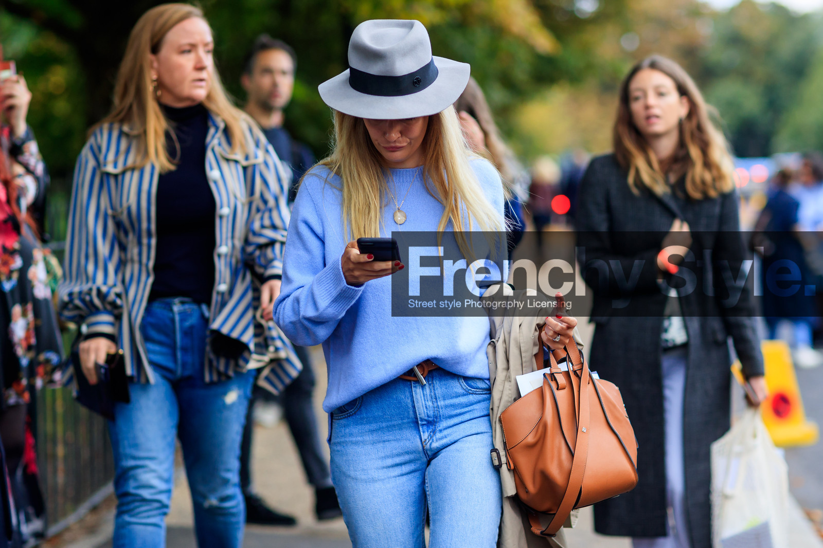atmosphere details, blue denim, blue sweater, brown bag, denim pants, detail, fashion week, frenchystyle, FW, grey hat, horizontal, jeans, jonathan paciullo, leather bag, LFW, LONDON, SPRING SUMMER 2018, SS 18, street style, trousers