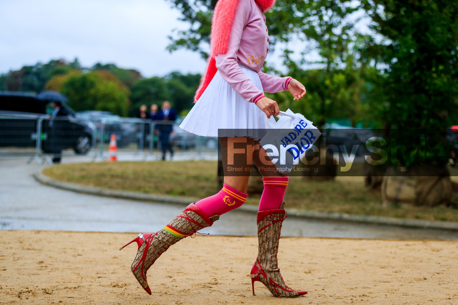 vanille verloes, dior bag, dior top, dior shoes, dior socks, sportswear, pink polo shirt, long sleeves t-shirt, white skirt, pleated skirt, lacoste skirt, mini skirt, pink scarf, woolen scarf, white bag, hand bag, high boots, high heels boots, high socks, pink socks, monogrammed boots, sharp end boots, red boots, laced boots, fashion week, frenchystyle, FW, jonathan paciullo, street style, SPRING SUMMER 2020, SS 20, PFW, PARIS, horizontal, atmosphere details, detail