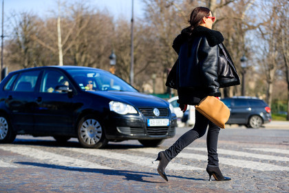 black denim, black jacket, black pants, black shoes, camel bag, denim pants, high heels, jeans, leather bag, leather jacket, leather shoes, shearling, sunglasses, trousers, street style, jonathan paciullo, FW, frenchystyle, fashion week, PFW, PARIS, AUTUMN WINTER 2018-2019, FALL WINTER 2018-2019, FW 18-19, horizontal, atmosphere details, full length, evangelie smyrniotaki