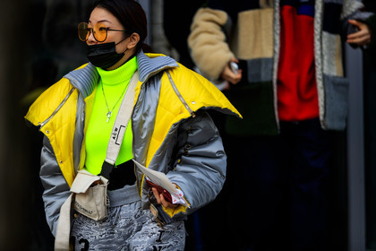 down jacket, graphic pants, grey jacket, grey pants, leather bag, printed pants, sunglasses, sweatpants, trousers, turtleneck sweater, white bag, yellow, yellow sweater, fashion week, frenchystyle, FW, jonathan paciullo, street style, PFW, PARIS, AUTUMN WINTER 2018-2019, FALL WINTER 2018-2019, FW 18-19, horizontal, atmosphere details