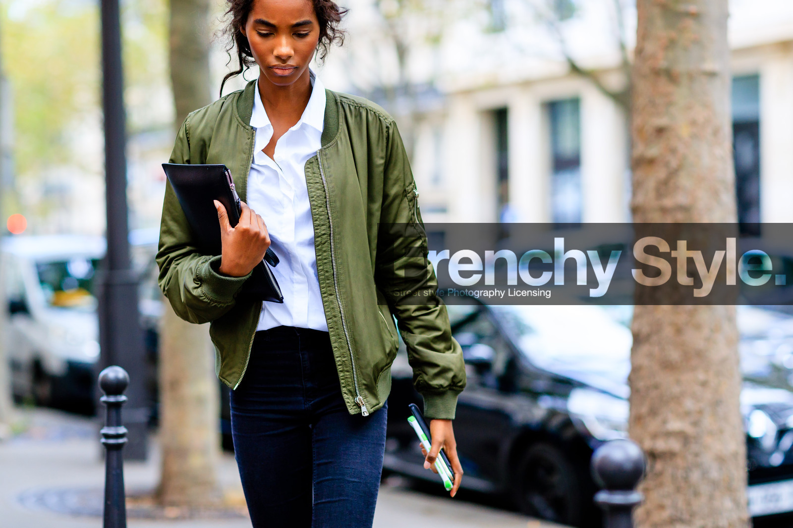 atmosphere details, black clutch, blue denim, bomber jacket, denim pants, detail, fashion week, frenchystyle, FW, green jacket, horizontal, jeans, jonathan paciullo, model, PARIS, PFW, SPRING SUMMER 2017, SS 17, street style, trousers, white shirt