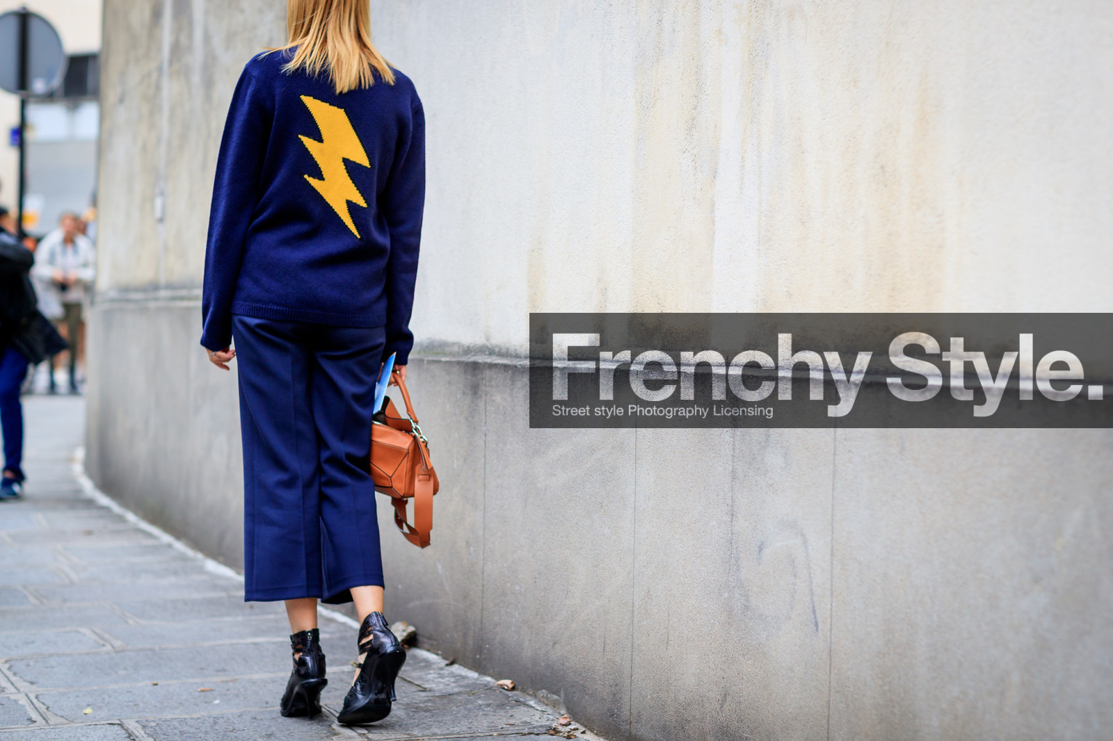atmosphere details, back detail, black boots, blue sweater, camel bag, detail, fashion week, frenchystyle, FW, gucci, horizontal, jonathan paciullo, leather bag, leather shoes, loewe, navy pants, PARIS, PFW, printed sweater, SPRING SUMMER 2017, SS 17, street style, trousers, virginia smith