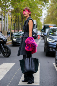 model, sara blomqvist, hair details, feather details, pink feathers, pink fur, dark grey jacket, dark grey pants, sleeveless jacket, belted jacket, black leather bag, shopping bag, celine bag, fashion week, frenchystyle, FW, jonathan paciullo, street style, SPRING SUMMER 2020, SS 20, PFW, PARIS, vertical, full length