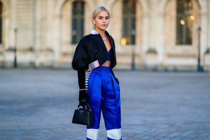 caro daur, blue pants, black leather bag, satin pants, carrot pants, high waist pants, white pants, striped pants, cropped top, blue bra, satin bra, cropped jacket, black jacket, black leather gloves, hand bag, silvered jacket, silvered necklace, big chain necklace, wooden bracelet, strassed bracelet, golden earrings, logo earrings, louis vuitton bag, louis vuitton pants, louis vuitton jacket, louis vuitton top, louis vuitton earrings, fashion week, frenchystyle, FW, jonathan paciullo, street style, PFW, PARIS, horizontal, atmosphere details, detail