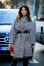 plaid coat, black red coat, black belt, bug buckle belt, black boots, highknee boots, red pouch, leather pouch, cat eye make up, street style, jonathan paciullo, FW, frenchystyle, fashion week, AUTUMN WINTER 2022-2023, FALL WINTER 2022_2023, FW 22-23, PARIS, PFW, vertical, detail