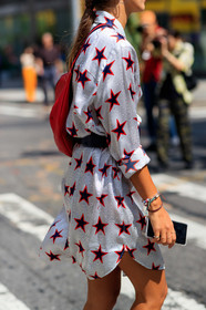 bracelet, graphic dress, grey dress, iphone, printed dress, stars, street style, jonathan paciullo, FW, frenchystyle, fashion week, NEW YORK, NYFW, SPRING SUMMER 2020, SS 20, vertical, detail, atmosphere details