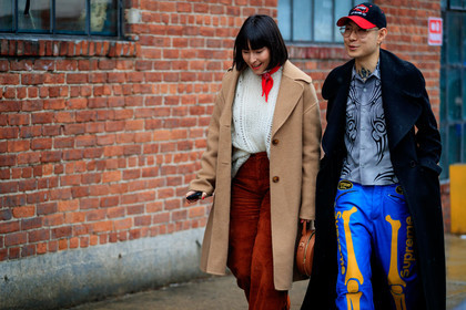 beige coat, black cap, black coat, blue pants, brown bag, brown pants, camel coat, corduroy, graphic bag, graphic pants, grey shirt, leather bag, leather pants, printed pants, printed shirt, red bandana, supreme, tattoos, trousers, white sweater, yellow, street style, jonathan paciullo, FW, frenchystyle, fashion week, NYFW, NEW YORK, AUTUMN WINTER 2018-2019, AW 18-19, FALL WINTER 2018-2019, FW 18-19, atmosphere details, horizontal, detail