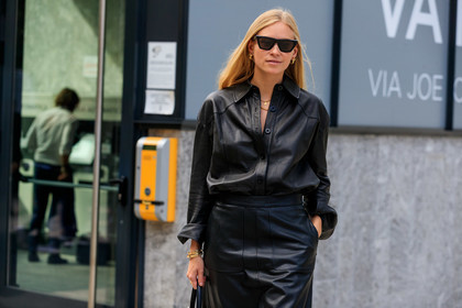 black leather skirt, black leather shirt, black total look, leather total look, black sunglasses, celine sunglasses, futurist shape sunglasses, multi necklace, multi bracelet, multi earrings, golden earrings, golden necklace, golden bracelet, fashion week, frenchystyle, FW, jonathan paciullo, street style, horizontal, atmosphere details, detail, MFW, MILAN, SPRING SUMMER 2020, SS 20
