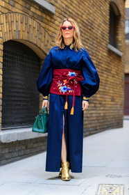 blue dress, golden shoes, green bag, hermès, high heels, japanese print, kimono, leather bag, leather shoes, red belt, sunglasses, street style, jonathan paciullo, FW, frenchystyle, fashion week, LFW, LONDON, AUTUMN WINTER 2018-2019, AW 18-19, FALL WINTER 2018-2019, FW 18-19, vertical, full length