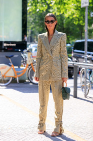alice & j.s, alice barbier, futurist shape sunglasses, scale sunglasses, checked jacket, checked pants, checked suits, green leather bag, hand bag, animal skin bag, scale strap bag, multi necklace, golden necklace, beige polish sandals, high heels sandals, fashion week, frenchystyle, FW, jonathan paciullo, street style, vertical, full length, MFW, MILAN, SPRING SUMMER 2020, SS 20