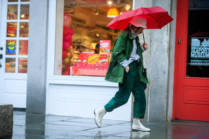 green jacket, green pants, grey sweater, leather shoes, trousers, turtleneck sweater, umbrella, white boots, white hat, street style, jonathan paciullo, FW, frenchystyle, fashion week, NYFW, NEW YORK, AUTUMN WINTER 2018-2019, AW 18-19, FALL WINTER 2018-2019, FW 18-19, atmosphere details, horizontal, full length