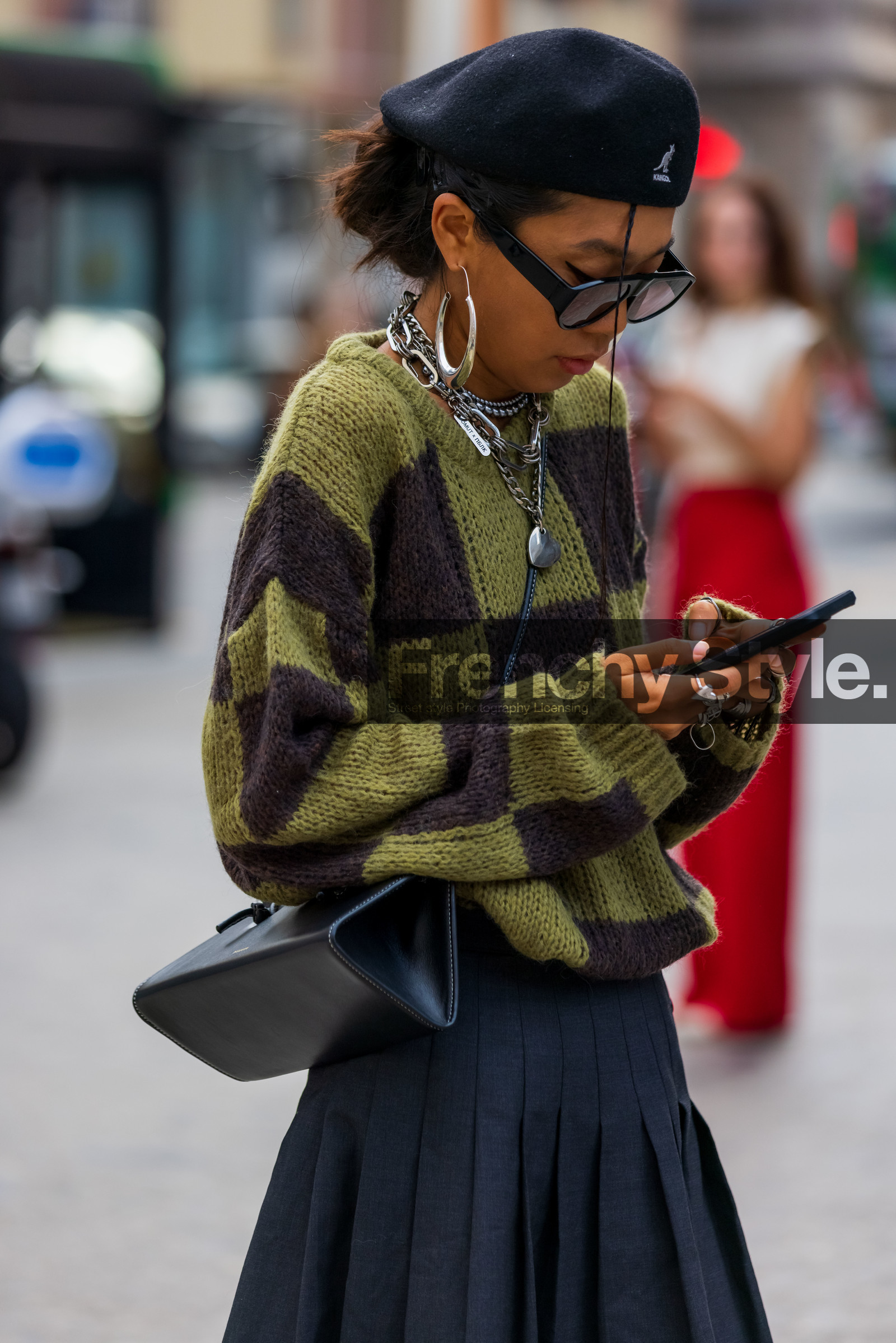 beret, black bag, black beret, black skirt, checkered print, hoops, jewellery, kangol beret, knit, leather bag, pleated skirt, print knit, silver hoops, silver necklace, smarthphone, sunglasses, fashion week, frenchystyle, FW, jonathan paciullo, street style, MFW, MILAN, SPRING SUMMER 2022, SS 22, vertical, atmosphere details, detail