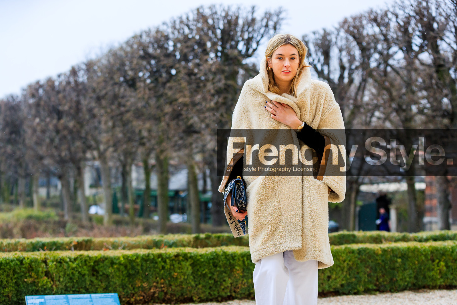 beige coat, black bag, christian dior, denim pants, Fur coat, graphic bag, jeans, leather bag, monogram, printed bag, shearling, trousers, white denim, street style, jonathan paciullo, FW, frenchystyle, fashion week, PFW, PARIS, AUTUMN WINTER 2018-2019, FALL WINTER 2018-2019, FW 18-19, horizontal, atmosphere details, camille charriere