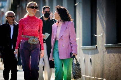 pink top, marine serre top, second skin top, gucci belt bag, gucci, purple jeans, denim pants, lila blazer, gren pants, gucci handbag, black sunglasses, olga karput, street style, jonathan paciullo, FW, frenchystyle, fashion week, MFW, MILAN, FALL WINTER 2022_2023, AUTUMN WINTER 2022-2023, FW 22-23, horizontal, atmosphere details
