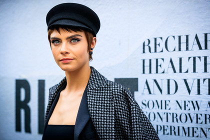 black and white, black bra, black hat, checked, christian dior, earrings, graphic jacket, houndstooth pattern, plaid, printed jacket, street style, jonathan paciullo, FW, frenchystyle, fashion week, PFW, PARIS, AUTUMN WINTER 2018-2019, FALL WINTER 2018-2019, FW 18-19, horizontal, atmosphere details, portrait, model, cara delevingne