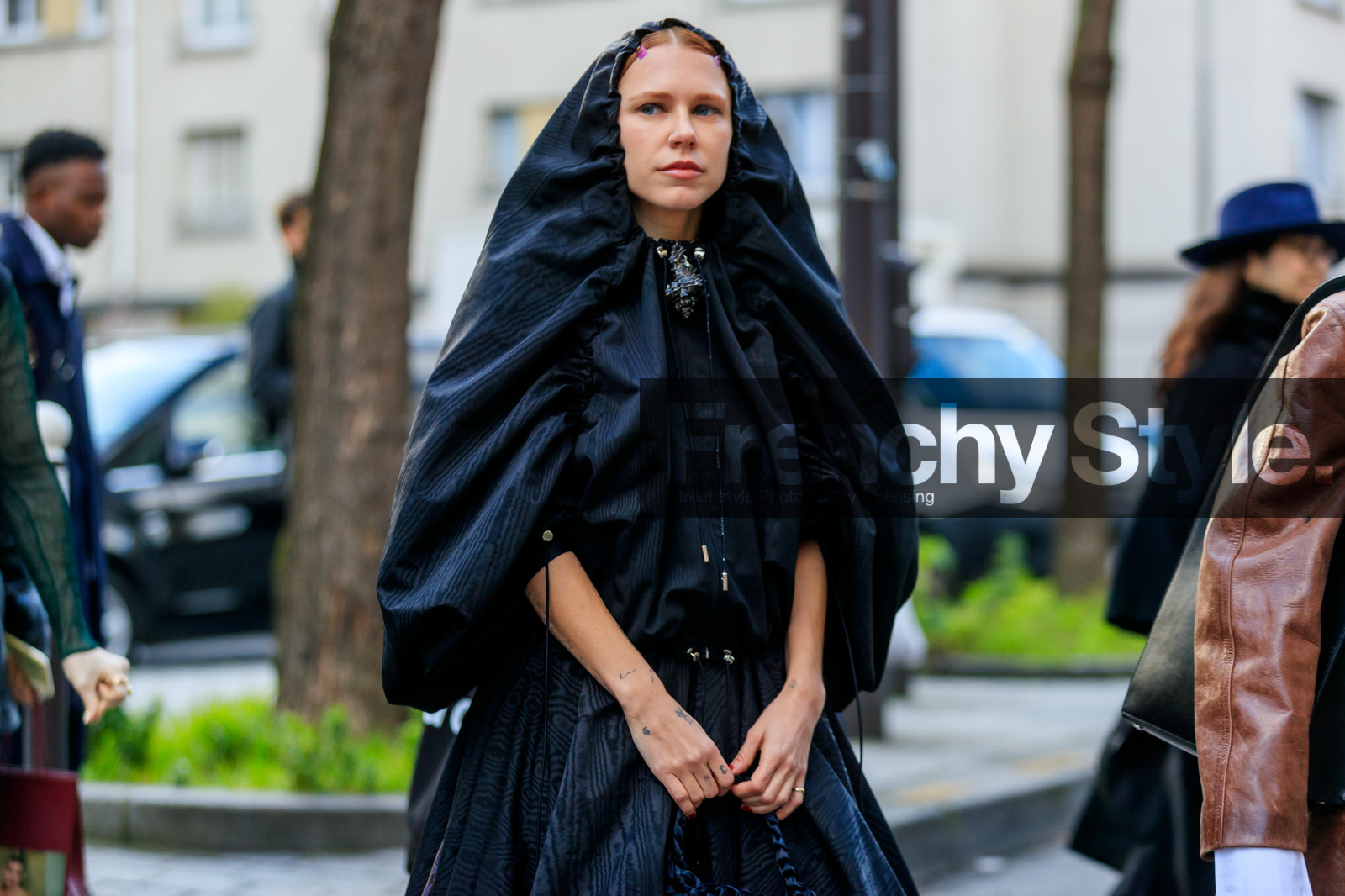 courtney trop, black dress, black jacket, black scarf, hair scarf, brocart jacket, brocart dress, zipped dress, zipped jacket, hair clip, shell necklace, balloon sleeves, marine serre dress, fashion week, frenchystyle, FW, jonathan paciullo, street style, PFW, PARIS, AUTUMN WINTER 2020-2021, FALL WINTER 2020-2021, FW 20-21, horizontal, detail, atmosphere details