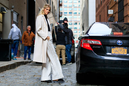 beige bag, black shoes, black turtleneck, leather bag, leather shoes, trousers, white jacket, white pants, street style, jonathan paciullo, FW, frenchystyle, fashion week, NYFW, NEW YORK, AUTUMN WINTER 2018-2019, AW 18-19, FALL WINTER 2018-2019, FW 18-19, atmosphere details, horizontal, full length, model, devon windsor