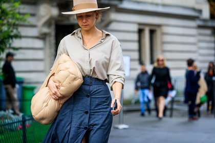 beige hat, beige leather bag, beige leather clutch, light grey shirt, low necked shirt, navy blue skirt, quilted bag, margiela bag, checked skirt, button skirt, mid long skirt, belted skirt, fashion week, frenchystyle, FW, jonathan paciullo, street style, SPRING SUMMER 2020, SS 20, PFW, PARIS, horizontal, atmosphere details, detail