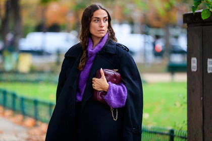 erika boldrin, margiela coat, margiela bag, purple pullover, turtleneck pullover, navy blue trench coat, long trench coat, burgundy leather bag, quilted bag, fashion week, frenchystyle, FW, jonathan paciullo, street style, SPRING SUMMER 2020, SS 20, PFW, PARIS, horizontal, atmosphere details, detail