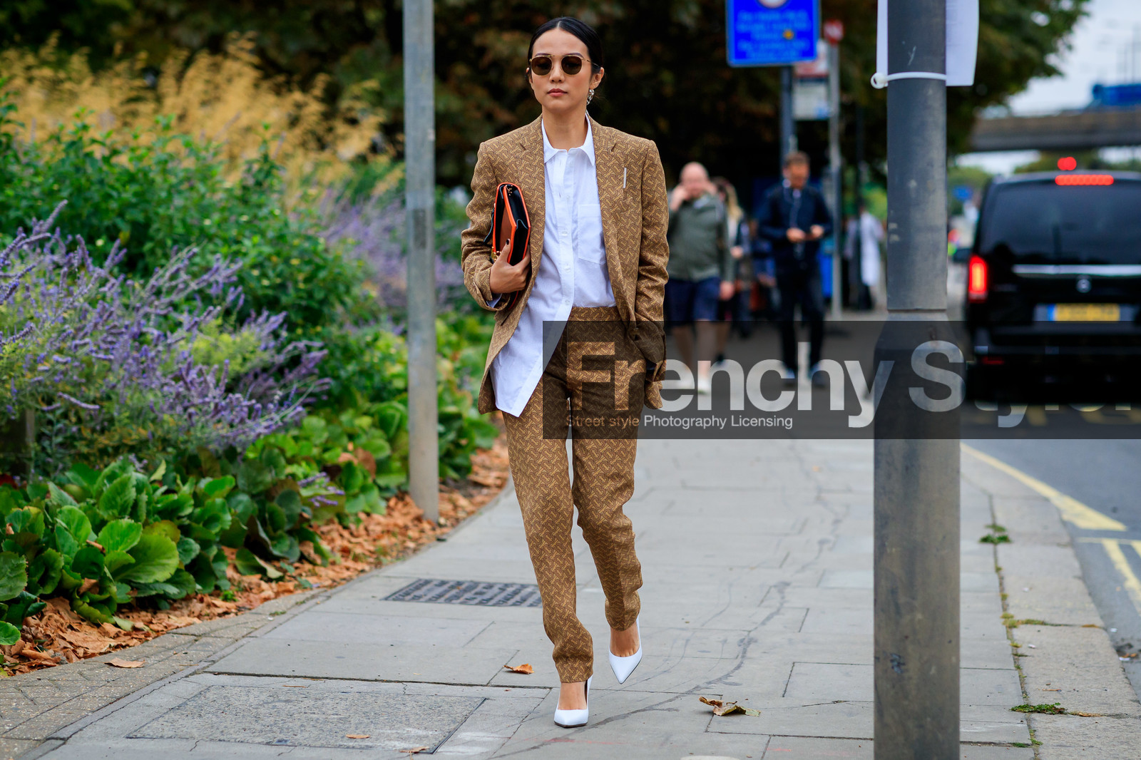 yoyo cao, burberry total look, burberry jacket, burberry pants, burberry bag, monogrammed jacket, monogrammed pants, logo all over, white shirt, beige jacket, beige pants, aviator sunglasses, metalic frame sunglasses, long shirt, white leather shoes, sharp end shoes, tailored pants, beige suits, fashion week, frenchystyle, FW, jonathan paciullo, street style, atmosphere details, horizontal, full length