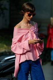 model, sara blomqvist, light pink shirt, half shoulder shirt, pink sunglasses, pearl button, oversize shirt, denim, blue jeans, fashion week, frenchystyle, FW, jonathan paciullo, street style, vertical, atmosphere details, detail, MFW, MILAN, SPRING SUMMER 2020, SS 20