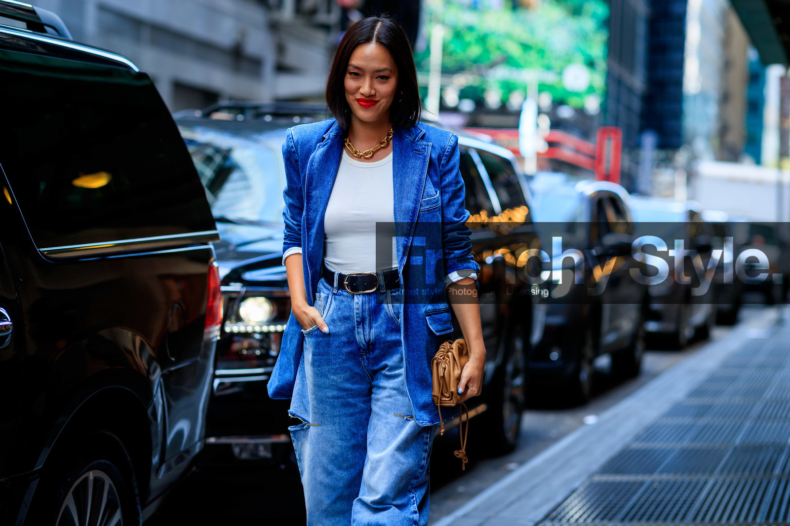 black belt, blazer, blue denim, bottega veneta, camel bag, denim jacket, denim pants, graphic bag, jeans, leather bag, necklace, printed bag, red lips, Tiffany Hsu, trousers, white t shirt, street style, jonathan paciullo, FW, frenchystyle, fashion week, NEW YORK, NYFW, SPRING SUMMER 2020, SS 20, horizontal, atmosphere details, detail