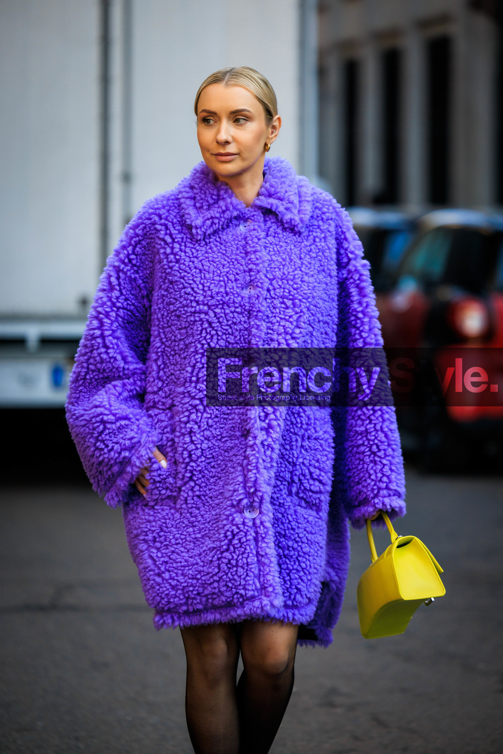 purple look, yellow handbag, hourglass bag, balenciaga bag, purple pumps, furry coat, purple coat, fluffy coat, street style, jonathan paciullo, FW, frenchystyle, fashion week, MFW, MILAN, FALL WINTER 2022_2023, AUTUMN WINTER 2022-2023, FW 22-23, vertical, atmosphere details