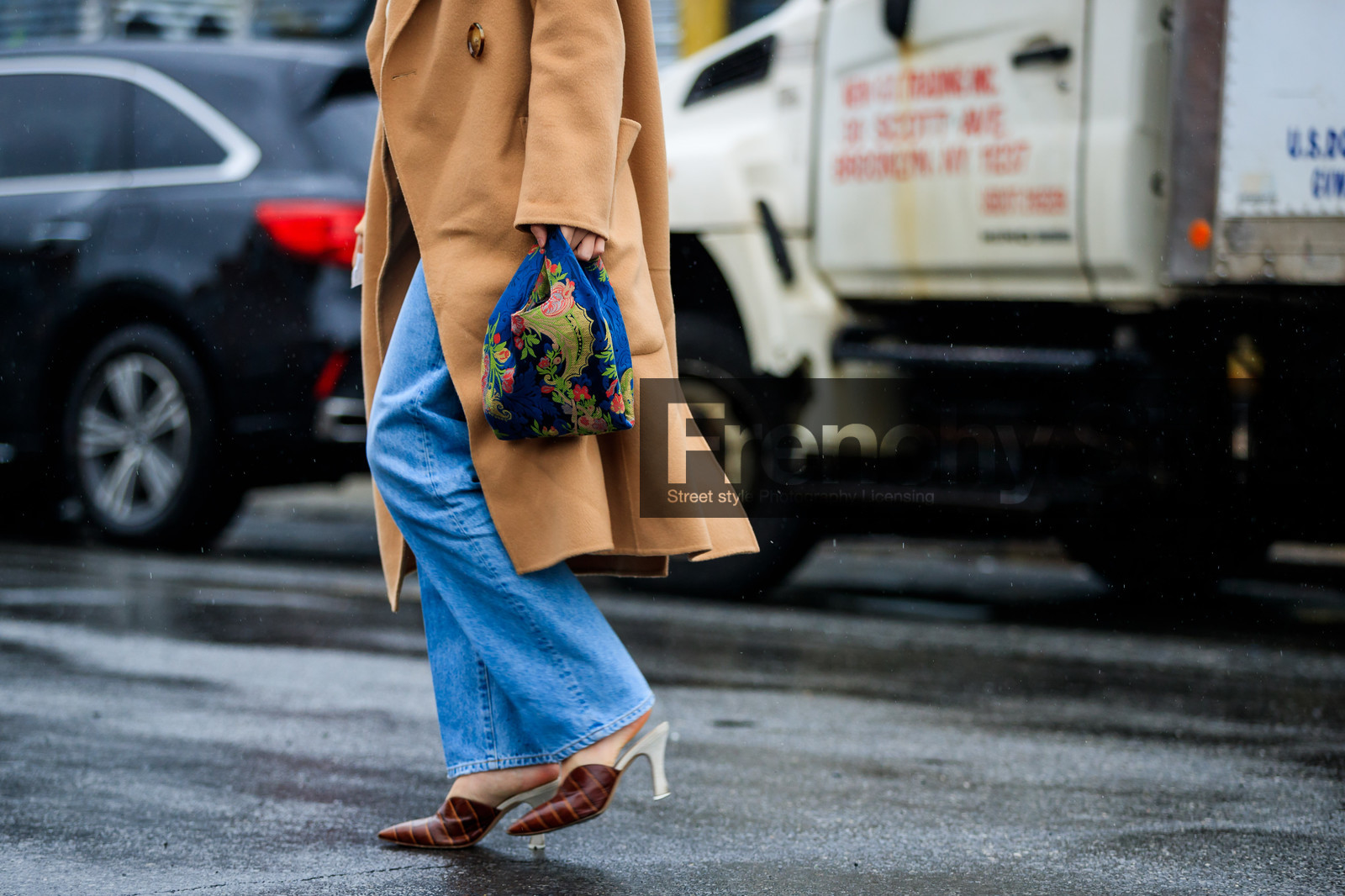 beige coat, blue bag, blue denim, brown shoes, camel coat, chinese print, denim pants, graphic bag, high heels, jeans, leather bag, leather shoes, multicolor bag, printed bag, trousers, street style, jonathan paciullo, FW, frenchystyle, fashion week, NYFW, NEW YORK, AUTUMN WINTER 2018-2019, AW 18-19, FALL WINTER 2018-2019, FW 18-19, atmosphere details, horizontal, detail